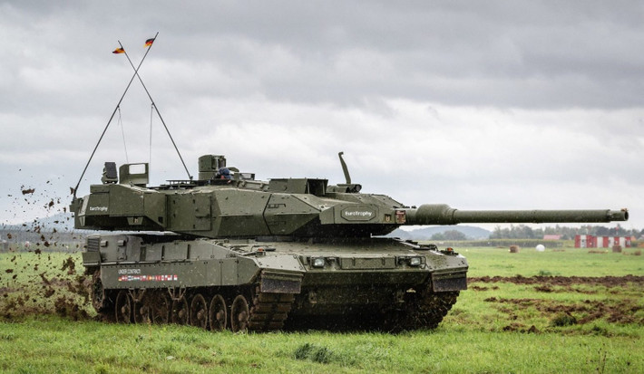 Vào ngày 21/2/2023, Ủy ban Quốc phòng của Hạ viện Italia đã thông qua việc mua xe tăng Leopard 2 của Đức. Nino Minardo, Chủ tịch Ủy ban Quốc phòng, tuyên bố: “Đây là một cuộc bỏ phiếu rất quan trọng vì nó sẽ mở đường cho một chương trình toàn diện kéo dài trong nhiều năm, nhằm đổi mới lực lượng thiết giáp của đất nước”. Ảnh: Militarnyi.