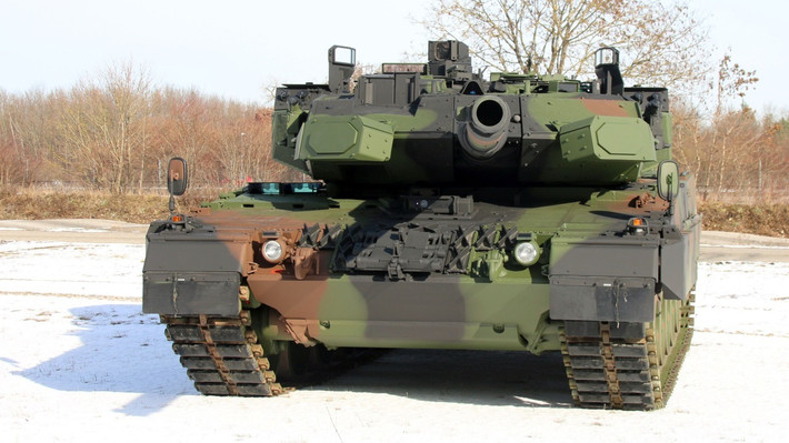 Chương trình mua xe tăng Leopard 2 dự kiến kéo dài tổng cộng 14 năm (đến năm 2037) và được chia thành hai giai đoạn: giai đoạn thứ nhất (2024-2026) để thực hiện các bước chuẩn bị cơ bản, trong khi giai đoạn thứ hai (2027-2037) sẽ chứng kiến việc bàn giao thực tế 132 xe tăng Leopard 2A8. Ảnh: Militarnyi.