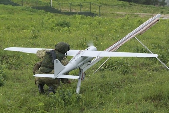 Khi phát triển UAV tầm trung, nhóm Stratim đã tính đến một số yếu tố. Trước hết, việc xây dựng một đường băng bình thường gần như là không thể (do điều kiện xung đột). Thứ hai, máy phóng sẽ gặp vấn đề vì dây cáp đàn hồi của chúng bị đóng băng ở nhiệt độ dưới 0.