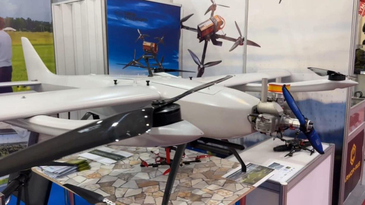 Hiện tại, các UAV do Stratim phát triển đã thích nghi tốt với chiến lược tác chiến trên chiến trường. Máy bay không người lái được phân chia theo nhiều loại, về mục đích chức năng (UAV trinh sát và tấn công), trọng lượng (hạng nhẹ, trung bình và hạng nặng) và theo cấu trúc khí động học (loại nhiều cánh quạt và cánh cố định). Ảnh: Sputnik News.