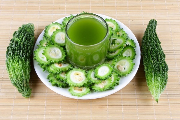 Sau đó, bạn dùng bông gòn thấm vào dung dịch mướp đắng và mật ong rồi thoa đều lên vùng da bị mụn. Ảnh: venesa.