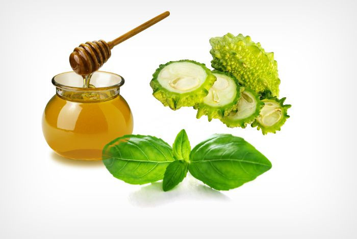 Sau đó, bạn trộn 2 thìa nước ép mướp đắng với mật ong cho đều nhau. Ảnh: minhlacongai.