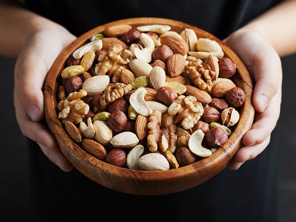 Bên cạnh đó, các loại hạt làm cho bạn ăn chậm hơn. Ảnh: eatright.