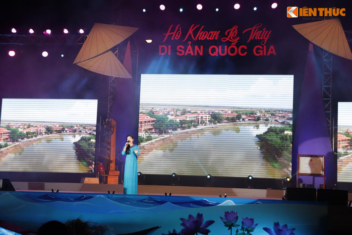 Ca sĩ Anh Thơ trình bày ca khúc về quê hương Quảng Bình. Ảnh: Quốc Minh.