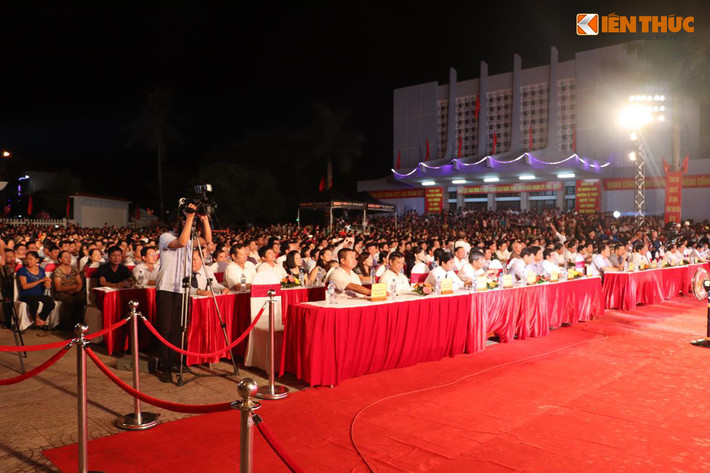 Khoảng sân rộng trước Nhà văn hóa huyện Lệ Thủy không còn một chỗ trống, hàng nghìn người dân địa phương đã đến để chứng kiến giây phút Hò khoan Lệ Thủy được vinh danh Di sản văn hóa quốc gia. Ảnh: Quốc Minh.