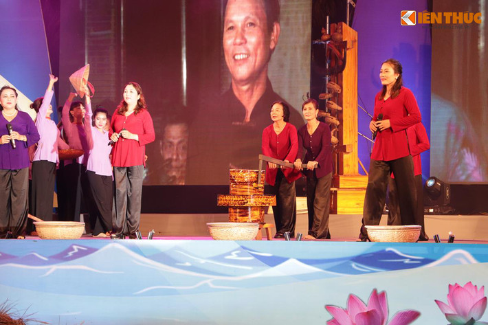 Trước đây người ta hò mái chè, mái nện lúc cất nhà, quết vôi, giã vôi với mật mía làm vật liệu xây nhà, hò mái nhì lúc cày ruộng, chèo đò một mình thì hò mái ruỗi... Ảnh: Quốc Minh.