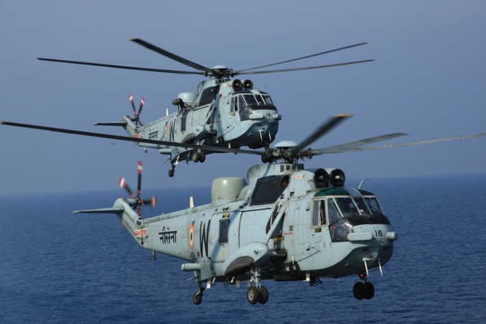 Ngoài ra, Hải quân Ấn Độ còn có 17 trực thăng Sea King ASW (ảnh). Tuy nhiên, chỉ 30% số trực thăng này trong tình trạng hoạt động tốt. Chính phủ Ấn Độ đã gửi hồ sơ mời thầu đến 5 công ty quốc phòng lớn của phương Tây. Ảnh: Defenceupdate.