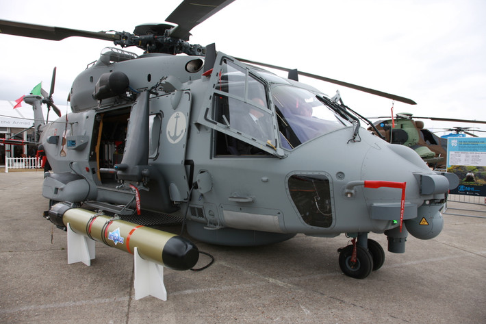 NH-90 có thể mang tên lửa chống hạm, ngư lôi chống ngầm hoặc lắp súng máy hạng nặng. Nó được các chuyên gia quân sự đánh giá là một trong những trực thăng hải quân hàng đầu thế giới. Ảnh: Nhindustries.