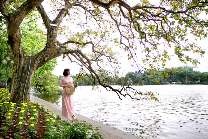 Mùa thu là mùa cưới, là mùa của đôi lứa yêu nhau.