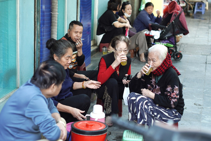 Trong tiết trời se lạnh của mùa thu, các cụ già lại có niềm vui nhâm nhi chén trà nóng mỗi sáng.