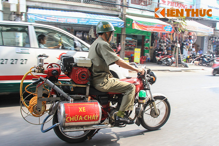 Hình ảnh chiếc xe mô tô được trang bị hệ thống chữa cháy đã dần quen thuộc với người dân ở phường Nguyễn Thái Bình, quận 1, TP HCM.