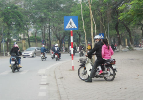 Theo đó, trẻ em từ 6 tuổi trở lên đi theo phụ huynh mà không đội MBH sẽ bị phạt ở mức từ 200.000 đồng trở lên.