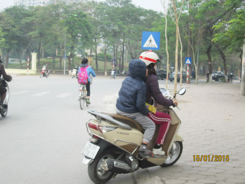 Người mẹ này có vô tâm khi không quan tâm đến sự an toàn của con. Ảnh chụp tại Trường tiểu học Dịch Vọng B (Phường Dịch Vọng, Quận Cầu Giấy)