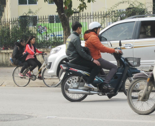 Thiết nghĩ, thay vì đợi các cơ quan chức năng nhắc nhở, bản thân các bậc cha mẹ nên tự ý thức trong việc bảo vệ an toàn cho con khi tham gia giao thông. Hình ảnh được ghi nhận tại gần ngã ba Chùa Hà - Nguyễn Văn Ninh - Nguyễn Khánh Toàn.