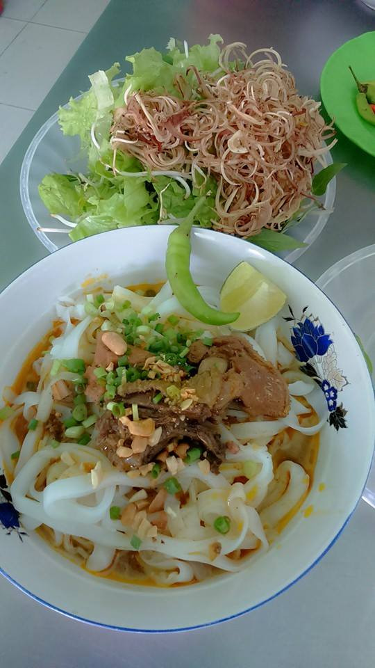 Một đặc điểm nữa trong “không gian hiện hữu” của mỳ Quảng là tại các đám giỗ, chạp, hay lễ tiệc truyền thống ở Quảng Nam. Trong những trường hợp cần thiết, món mỳ Quảng chay là lựa chọn tuyệt vời để phục vụ những người kiêng ăn thịt cá, nhất là trong những ngày rằm, mồng một.