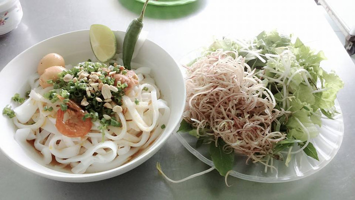 Để có những tô mỳ Quảng đạt chuẩn, người đầu bếp cần hết sức kiên nhẫn, tỉ mỉ. Một thứ không bao giờ thiếu trong một tô mỳ Quảng là rau sống với nhiều loại rau thơm ngon đặc trưng của làng rau Trà Quế, một làng chuyên canh rau nổi tiếng ở Hội An. Ngoài ra còn kèm thêm các phụ gia như bánh tráng, chanh, ớt xanh, đậu phộng rang giã dập...