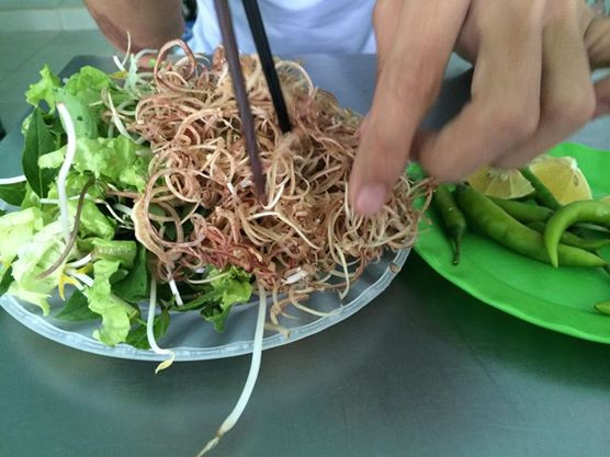 Nước dùng thay vì dùng thịt heo như mỳ Tàu, người Quảng chuyển thành một loại nước "nhưn" rất linh hoạt của mỳ Quảng. Nguyên liệu nấu nước "nhưn" có thể là tôm thịt, gà, cá lóc, thậm chí là ếch đồng.