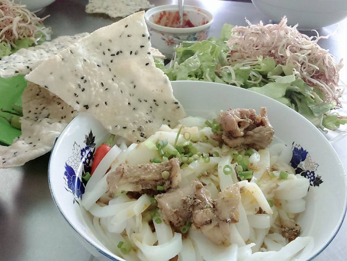 Không gian truyền thống để thưởng thức món mỳ Quảng cũng khá đặc biệt. Một chiếc bàn dài, hai bên đặt hai chiếc ghế dài mà người Quảng gọi là ghế ngựa hay ghế thẻ. Thực khách có thể ngồi bên cạnh hoặc đối diện, để vừa ăn, vừa trò chuyện hoặc bình phẩm mọi chuyện trên trời dưới đất, đúng với phong cách đậm chất người dân nơi này.