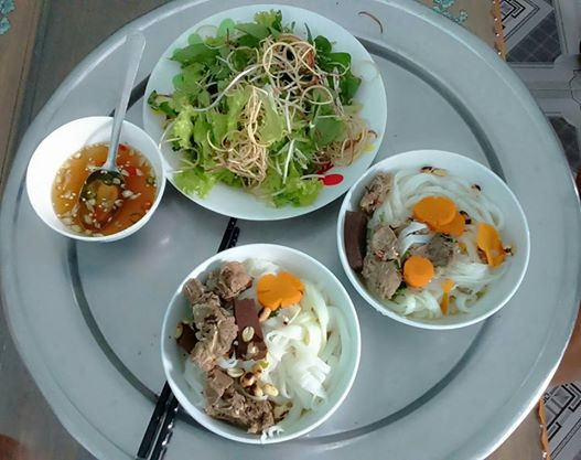Món này được người Hoa mang đến, du nhập vào đất Quảng. Dần dà, nó được biến tấu cho phù hợp với những sản vật sẵn có tại địa phương và khẩu vị của cộng đồng cư dân nơi đây. Vì thế, món ngon này có thành phần khá đa dạng.