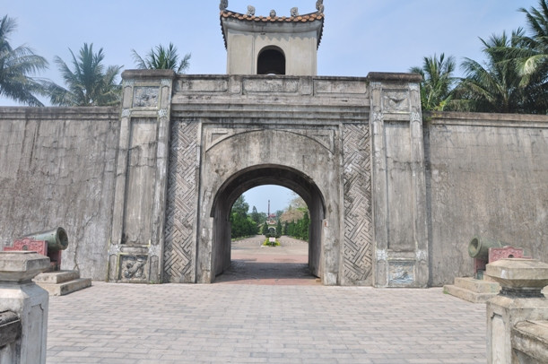 Bao nhiêu người về với Thành cổ Quảng Trị đã rơi lệ, đã khóc vì cảm động trước những tình cảm mà người lính dành cho gia đình, khâm phục tinh thần quả cảm, bất khuất và kinh ngạc trước sự linh thiêng của linh hồn người liệt sỹ. Dường như trước khi đến chiến trường Quảng Trị, anh Huỳnh đã tiên đoán sẽ có ngày đất nước ta thống nhất và ngày đó là ngày anh vĩnh viễn nằm lại với đất, vẫn thấy khắc khoải, day dứt...