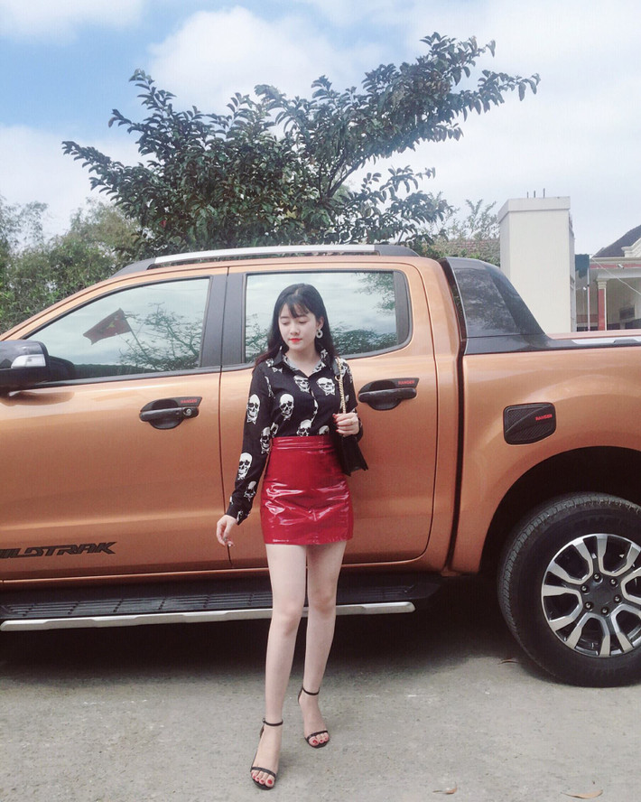 Được biết, Lê hiện đang là sinh viên của một trường đại học đóng trên địa bàn. Lê vừa về làm dâu của chủ nhà nghỉ Hồng Quyết 2 chưa lâu và phụ giúp làm nhân viên lễ tân tại 1 trong 2 nhà nghỉ của gia đình này đóng tại đường Lý Thường Kiệt.