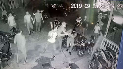1. Thu cả kho vũ khí của nhóm thanh niên chém công an: Ngày 2/10/2019, Công an tỉnh Kon Tum ra quyết định tạm giữ hình sự thêm 6 nghi can vụ nhóm thanh niên chém 3 công an bị thương. Qua khám xét chỗ ở của các nghi can, công an thu giữ nhiều còng số 8, roi điện, côn nhị khúc, dao, kiếm, súng bắn điện, lựu đạn tập, đạn súng quân dụng, súng bắn đạn cao su của lực lượng chức năng...