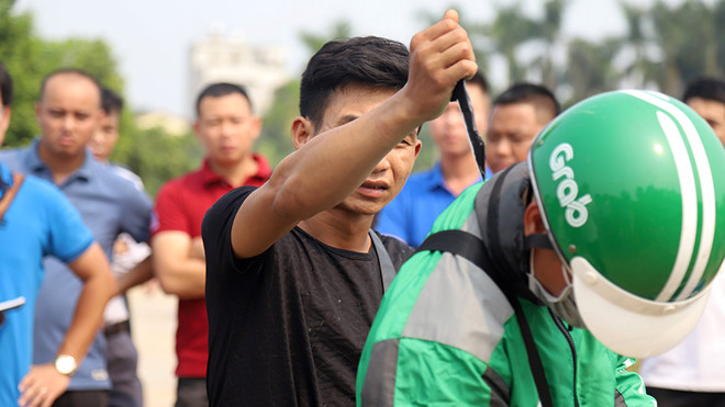Gây án xong, 2 đối tượng bỏ lại thi thể anh Sang tại bãi đất hoang, khu vực công trường đường nối với đường Hoàng Quốc Việt kéo dài, rồi bỏ trốn cùng tài sản của nạn nhân.