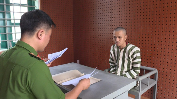 3. 'Nghịch tử' kề dao vào gáy mẹ để cướp… 110.000 đồng: Vào 19h tối 13/9/2019 (ngày rằm Trung thu), Trần Công Hậu, 24 tuổi xin tiền của mẹ nhưng mẹ không cho. Khi Hậu la mắng to tiếng, bà mẹ định sang nhà em trai của mình gần đó để nhờ can thiệp.