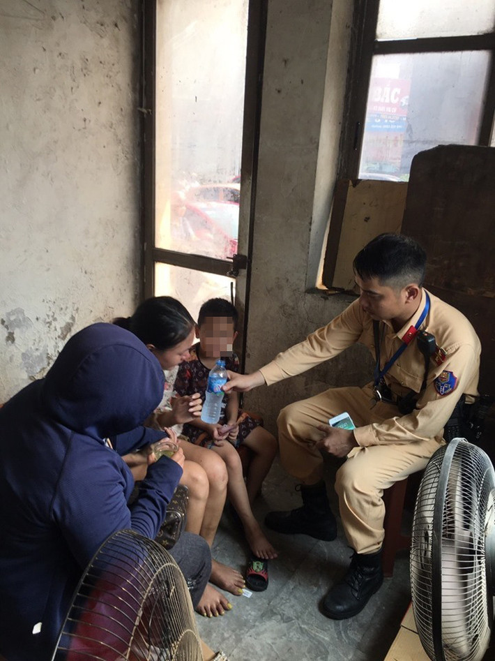 Trong lúc đó, một số người dân đã vội chạy chờ sẵn dưới mép sông nếu nhảy cầu thì sẽ tìm cách tiếp cận và đưa nạn nhân vào bờ.