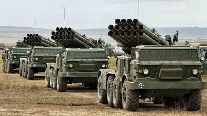 BM-27 Uragan là pháo phản lực phóng loạt hạng nặng, được Quân đội Liên Xô bắt đầu trang bị từ những năm 1970. Xe phóng 9P140 sử dụng khung gầm xe tải địa hình quân sự Zil-135 cấu hình 8×8, có khả năng triển khai nhanh chóng trong các điều kiện địa hình khác nhau.