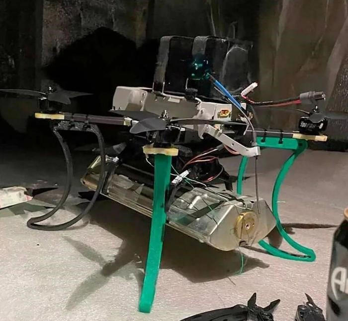 Quân đội Ukraine cho biết, quân Nga đã sử dụng UAV FPV được trang bị đạn chùm 9M27K3; đáng chú ý đây là loại đạn chùm dùng cho pháo phản lực 220mm BM-27 Uragan. Bức ảnh đính kèm rất thú vị, một chiếc UAV FPV, có một thùng kim loại treo ở phía dưới và có dây kết nối thân UAV và thùng kim loại.