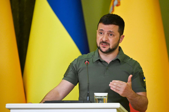 Tổng thống Ukraine Zelensky đã công khai kêu gọi lãnh đạo các nước Pháp, Anh và một “nước thứ ba nào đó”, cho phép Quân đội Ukraine được phép sử dụng tên lửa Storm Shadow tấn công các mục tiêu nằm trong lãnh thổ Nga. Tờ Telegraph, tờ báo đầu tiên đưa tin về các cuộc đàm phán bí mật này đã viết, “quốc gia thứ ba” cung cấp tên lửa Storm Shadow cho Ukraine, nhưng chưa bao giờ được nêu tên?