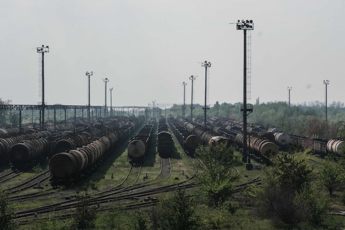 Do ít nhất ba tuyến đường sắt và đường cao tốc bắc-nam và đông-tây giao nhau ở Lutsk, nên hầu hết nguồn cung cấp của Quân đội Ukraine trên mặt trận Zaporizhia và nam Donetsk đều xuất phát từ đây.