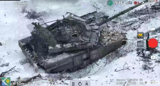Trong trận cận chiến này, T-90M khai hỏa hai phát đạn pháo nhưng không trúng chiếc Bradley nào đang lộ sườn, làm mất cơ hội tiêu diệt địch. Sau đó pháo của hai chiếc Bradley bắn nổ giáp ERA trên tháp pháo của T-90M, khiến toàn bộ hệ thống quan sát của xe bị phá hủy, khiến nó trở nên “mù” hoàn toàn và mất đi hiệu quả chiến đấu.