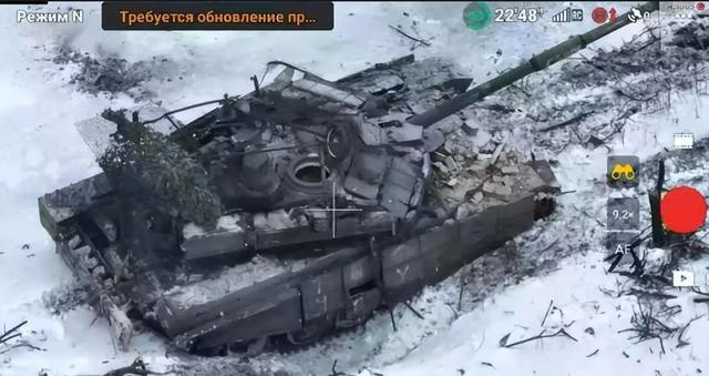 Sau khi chiếc T-90M “nằm bất động”, thì hai kíp xe chiến đấu bộ binh Bradley của Ukraine cũng “biết mình, biết ta”, nhanh chóng rời khỏi trận đánh và để nhiệm vụ tiêu diệt chiếc T-90M đã “nằm bất động” cho UAV tự sát giải quyết nốt.