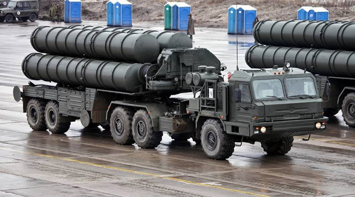 Về mặt triển khai, S-400 được thiết kế để cơ động và linh hoạt hơn S-300. Nó có thể được triển khai và thu hồi nhanh chóng, nên phù hợp với nhiều tình huống tác chiến khác nhau. Tính cơ động này là một lợi thế đáng kể trong chiến tranh hiện đại, nơi khả năng thích ứng nhanh với các điều kiện thay đổi là rất quan trọng.