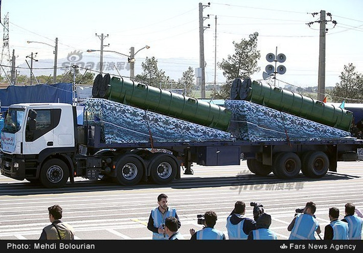 Hiện nay Iran đã có một số hệ thống phòng không S-300PMU mua của Nga, và Iran từ lâu muốn có hệ thống phòng không hiện đại hơn là S-400. Một trong những điểm khác biệt chính giữa hai hệ thống là tầm bắn của chúng. S-300 có tầm bắn tối đa khoảng 150-200 km tùy thuộc vào biến thể. Ngược lại, S-400 có thể tấn công mục tiêu ở khoảng cách lên tới 400 km, khiến nó trở thành hệ thống phòng không có tính năng cao hơn nhiều.