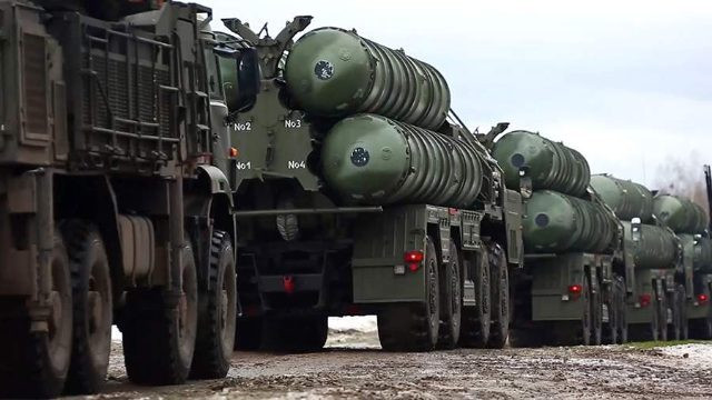 Tờ The Times of Israel đưa tin, vào ngày 2/8, một máy bay vận tải Il-76TD của Nga đã được nhìn thấy hạ cánh tại Sân bay quốc tế Tehran. Có khả năng chuyến bay này đánh dấu lần đầu tiên, chuyển giao hệ thống phòng không S-400 cho Iran, mặc dù thiếu xác nhận nguồn tin độc lập.