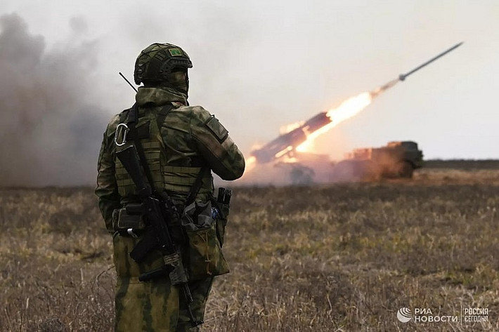 Trước hết, “sự thật luôn nằm trong tầm pháo”, chiến trường Nga-Ukraine đang bế tắc, không phân thắng bại, hai bên vẫn còn sức chiến đấu để tối đa hóa lợi ích của mình, đương nhiên không dễ thương lượng.