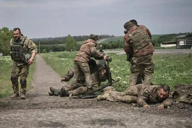 Một chỉ huy Quân đội Ukraina đóng tại thành phố Pokrovsk nói với các phóng viên rằng, nhiều tân binh chưa trải qua quá trình huấn luyện cơ bản, đã được đưa ra chiến trường chiến đấu; do vậy, những tân binh này sau khi đến chiến trường đã gặp rất nhiều khó khăn. Họ nhìn thấy một số lượng lớn UAV, pháo binh và súng cối của quân Nga, khiến tinh thần của họ bị hoảng loạn.