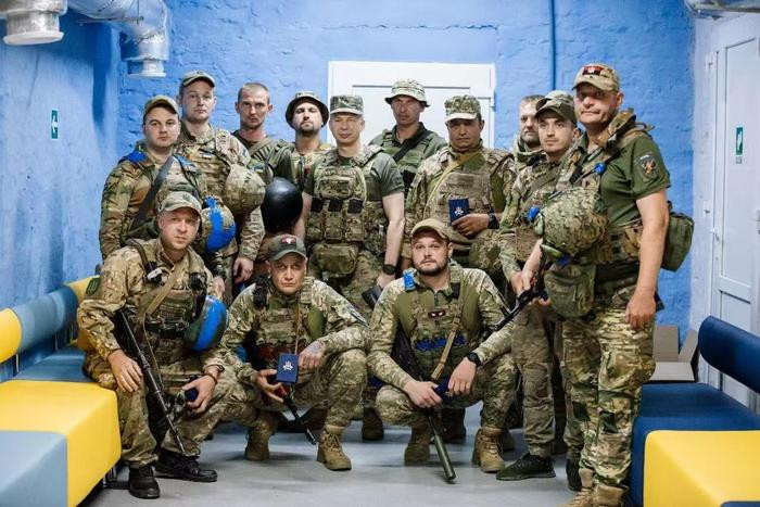 Ngoài ra, Tướng Syrsky, Tư lệnh Quân đội Ukraine đã rút toàn bộ các đơn vị cơ giới và lính dù, để thành lập các đơn vị cơ động. Quân đội Ukraine phòng thủ tại các khu vực pháo đài ở nhiều thị trấn và thành phố khác nhau ở Donbass, hiện chỉ còn lực lượng phòng thủ quê hương (tương tự như bộ đội địa phương).