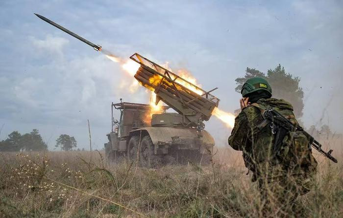 Sự chênh lệch về hỏa lực giữa Quân đội Ukraine và Nga vẫn còn khoảng cách quá lớn, Quân đội Nga có ưu thế trên không áp đảo, lợi thế hỏa lực pháo binh gấp 7 lần và máy bay không người lái, tên lửa hành trình và trực thăng vũ trang đều vượt xa Ukraine.