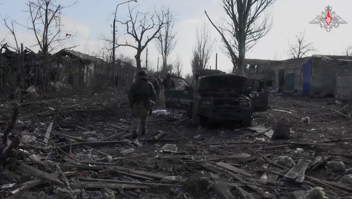 Giai đoạn thứ ba: Đầu năm 2023, lực lượng dân quân Donetsk tiếp tục dồn ép sườn phía bắc, đè bẹp các vị trí bên ngoài của quân Ukraine và tạo thế tiến công cho chiến dịch tổng tiến công tiếp theo.