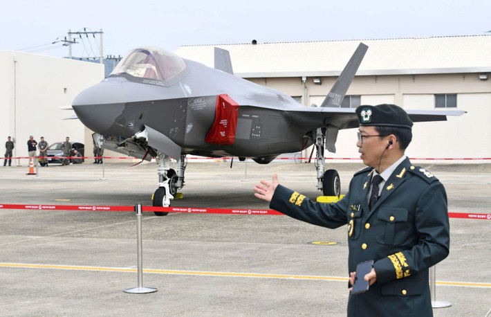 Các quốc gia trang bị dòng máy bay chiến đấu F-35 cũng gặp nhiều vấn đề. Hàn Quốc báo cáo rằng, chỉ trong vòng 18 tháng từ tháng 1/2021 đến tháng 6/2022, F-35A do Không quân Hàn Quốc trang bị đã xuất hiện tổng cộng 234 lần trục trặc, 172 trong số đó ở trạng thái "không thể bay" và 62 lần ở trạng thái "không thể thực hiện các nhiệm vụ cụ thể".