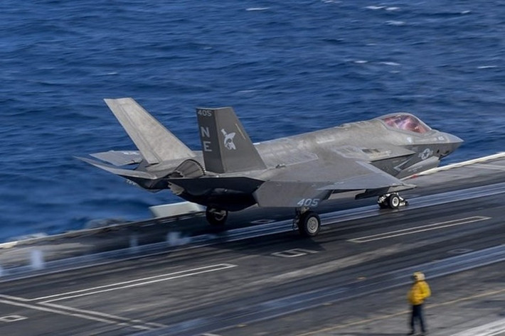 Các chuyên gia Trung Quốc được tờ Hoàn Cầu phỏng vấn cho rằng, F-35 là máy bay chiến đấu tàng hình thế hệ mới do Mỹ phát triển và được nhiều nước tham gia, trong đó mẫu F-35A cất hạ cánh thông thường, F-35B cất hạ cánh thẳng đứng và mẫu F-35C hoạt động trên tàu sân bay.