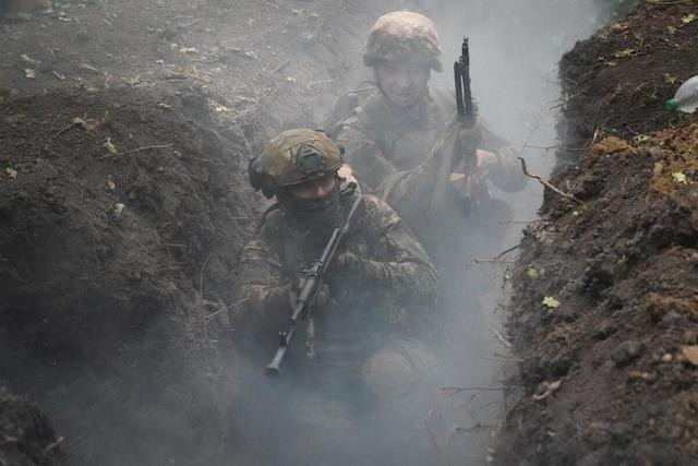 Thông tin từ nội bộ của Bộ Tổng tham mưu Quân đội Ukraine cũng có thông tin tương tự: “Tình hình ở mặt trận phía tây Ocheretine tiếp tục xấu đi nhanh chóng, mặc dù đã tăng viện lực lượng đáng kể. Quân Nga tiếp tục tiến dọc theo tuyến đường sắt và đã tiến vào phần phía nam của làng Vesely, đồng thời cũng đã tiến đến vùng ven phía bắc của làng Zhelanny”.