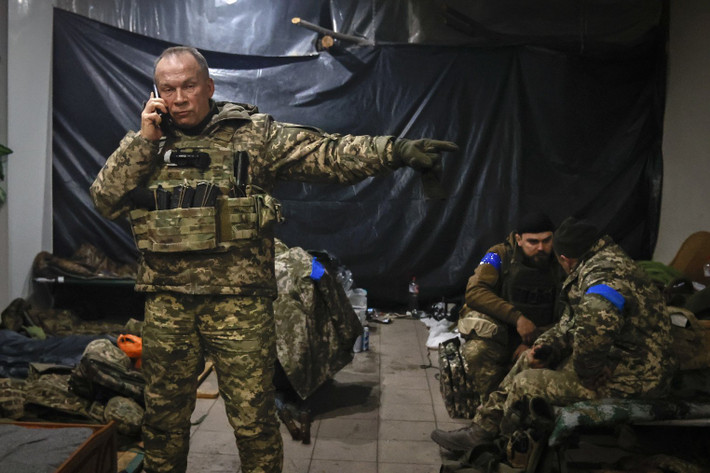 Tướng Syrsky (khi đó là Tư lệnh Lục quân Ukraine), đã nhìn thấy cơ hội trong việc này, nên đề xuất ý tưởng phản công ở Kharkov. Khi đó, cả Tổng thống Zelensky và Tổng Tư lệnh Zaluzhny đều không đồng ý. Nhưng trước sự kiên quyết của Tướng Syrsky, Tổng thống Zelensky cuối cùng cũng đồng ý. Kết quả đúng như dự đoán của Tướng Syrsky, quân Nga bị đánh bại hoàn toàn. (Nguồn ảnh: NYT, CNN, Ukrinform, TASS).
