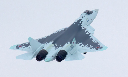 Không có gì phải nghi ngờ về khả năng cơ động cận âm của Su-57, khả năng cơ động ở tốc độ siêu âm, khi động cơ được trang bị vòi phun vector, cũng là điểm nổi bật của triển lãm hàng không lần này. Người ta tin rằng, phi công Bogdan sẽ thể hiện khả năng cơ động tuyệt vời của Su-57 trong buổi trình diễn bay và mang đến bữa tiệc “mãn nhãn” cho khán giả.