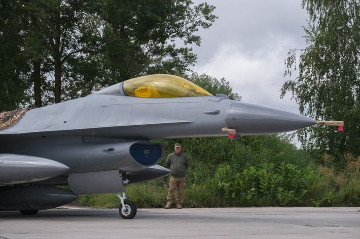 Tóm lại, Nga rất hài lòng với việc thiệt hại máy bay chiến đấu F-16 của Ukraine, còn NATO cũng có phần “bực bội” trước vụ máy bay chiến đấu F-16 bị rơi hoặc bị bắn rơi. Ở một mức độ nhất định, nó đem đến cho Moscow một sự tự tin nhất định cho các trận đánh phòng không sau này. (Nguồn ảnh: Reuters, CNN, Ukrinform, RT).