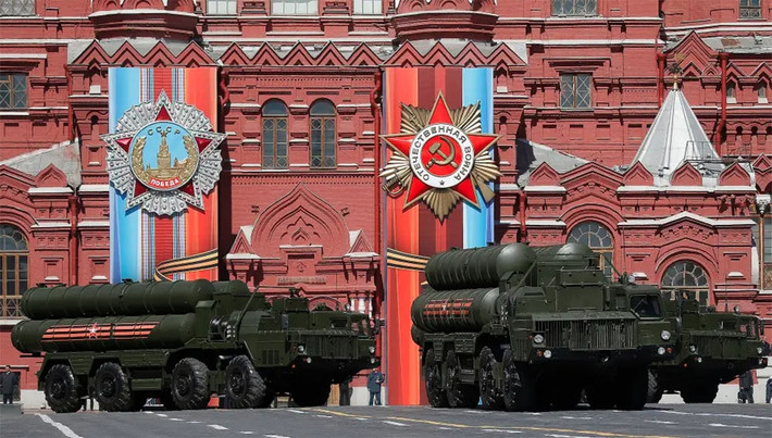 Về vấn đề này, Tổng thống Putin bày tỏ sự tin tưởng vào lực lượng phòng không của Nga và cho biết sẽ thưởng cho các đơn vị bắn rơi máy bay F-16. Trên thực tế, khi Ukraine chuẩn bị trang bị tiêm kích F-16, Bộ Quốc phòng Nga đã tuyên bố sẽ thưởng 20 triệu rúp cho đơn vị nào bắn hạ tiêm kích F-16 đầu tiên và thăng cấp quân hàm cho họ.